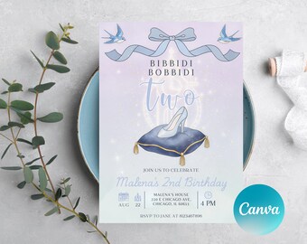 Pode incluir: Convite de aniversário azul claro com o texto "Bibbidi Bobbidi Two". O convite apresenta um design temático da Cinderela com um sapatinho de cristal sobre uma almofada azul. Inclui detalhes do evento para o 2º aniversário de Malena.