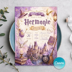 Può includere: Un invito di compleanno rettangolare con sfondo acquerello viola, un castello, un gufo bianco, una scopa, una pozione, un cappello da mago e libri. Il testo recita Calling All Wizards & Witches, Hermonie is turning 5, Saturday 26 October, e i dettagli dell'evento.