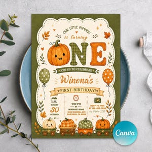 Könnte beinhalten: Eine Einladungskarte zum ersten Geburtstag mit einem gezeichneten Kürbis und dem Text Our little pumpkin is turning ONE. Das Design zeigt Herbstblätter, Luftballons und vier Kürbisse in kleinen Wagen sowie die Veranstaltungsdetails für Winona.