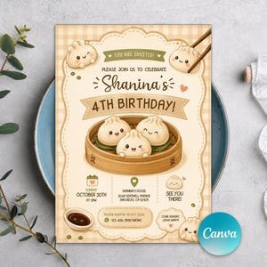 Könnte beinhalten: Eine rechteckige Geburtstagseinladungskarte mit beigem Vichy-Karo-Rand und Illustrationen lächelnder Teigtaschen in einem Bambusdämpfer. Der Text lautet: You are invited, Shanina's 4th Birthday, Sunday October 30th at 3pm, Shanina's House, 2048 Seashell Avenue, San Diego, CA 92109, RSVP by 19 Oct 2026, 123-456-7890.