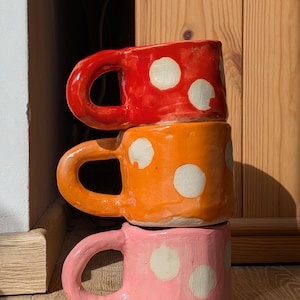 Caneca de cerâmica com bolinhas | Caneca artesanal de 250ml com alça grande | Cerâmica colorida feita à mão | Presente para quem ama café
