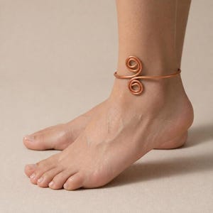 Tobillera de cobre en espiral hecha a mano - Pulsera minimalista de alambre con puño abierto, joyería bohemia para el pie de mujer, regalo de cobre para el séptimo aniversario