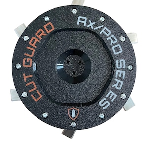 Peut inclure: Un outil circulaire noir et argenté avec les mots "CUT GUARD" et "AX/PRO SERIES" imprimés. L'outil comporte plusieurs lames argentées sur le bord et est fixé avec des vis argentées. Un logo de bouclier est également visible.