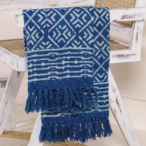 Indigo katoenen plaid met dabu-print | Handgeweven plaid met franje