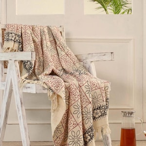 Cubrecama de algodón Urbane Hide con estampado floral y flecos, 130 x 180 cm