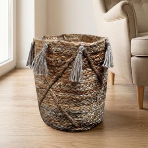 Verbergen | Handgeweven ronde jutemand met kwastjes | Opberg- en plantenmand | Decoratieve boho-organizer | Ø30xH25 cm