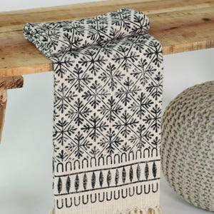 Cubrecama de algodón Urbane Hide con estampado a mano en bloques, estampado nómada y flecos, 130 x 180 cm