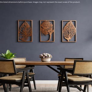 Op de afbeelding: Set van drie keramische mokken met een gespikkelde, crèmekleurige glazuur. Elke mok heeft een handgeschilderd bloemmotief in blauw, groen en geel. De mokken hebben een eenvoudige, afgeronde vorm en een comfortabel oor.