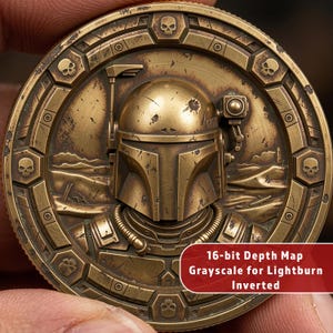 Puede incluir: Una moneda circular de color bronce con un relieve detallado de una figura con casco, posiblemente un Mandaloriano, rodeada de calaveras y formas geométricas. La moneda tiene un aspecto envejecido y el texto "16-bit Depth Map Grayscale for Lightburn Inverted".