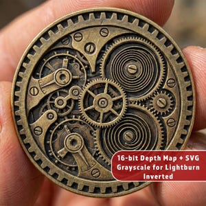 Może przedstawiać: Szczegółowa, brązowa moneta lub medalion w stylu steampunk, z misternym wzorem kół zębatych, sprężyn i elementów mechanicznych. Zewnętrzna krawędź ma wzór przypominający koło zębate. Tekst po prawej stronie na dole brzmi "16-bit Depth Map + SVG Grayscale for Lightburn Inverted."