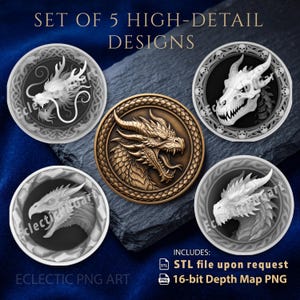 Può includere: Un set di cinque design digitali circolari raffiguranti teste di drago in vari stili, tra cui un rilievo color bronzo e quattro illustrazioni monocromatiche in scala di grigi. Il testo recita SET OF 5 HIGH-DETAIL DESIGNS, INCLUDES: STL file upon request, 16-bit Depth Map PNG.