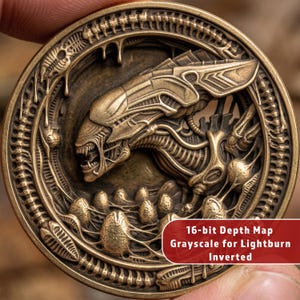 Può includere: Una moneta dettagliata color bronzo raffigurante una creatura aliena scolpita con un'espressione minacciosa. Il design della moneta include dettagli intricati della testa, del corpo e degli elementi circostanti dell'alieno. Testo sulla moneta: "16-bit Depth Map Grayscale for Lightburn Inverted."