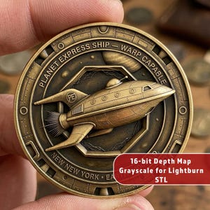 Puede incluir: Una moneda de color bronce con un diseño de nave espacial con el texto "PLANET EXPRESS SHIP - WARP CAPABLE". La moneda también incluye el texto "NEW NEW YORK EARTH". La moneda está en manos de una persona.