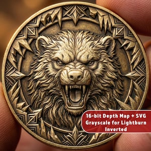 Puede incluir: Una moneda circular de color bronce con la imagen detallada de una cabeza de oso rugiendo. El pelaje y los dientes del oso están detallados. El borde de la moneda tiene un diseño geométrico. El texto dice "16-bit Depth Map + SVG Grayscale for Lightburn Inverted."