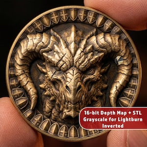 Pode incluir: Uma moeda de cor bronze com um design detalhado da cabeça de um dragão, incluindo chifres grandes e detalhes intrincados. A borda da moeda tem um padrão de escudos. O texto na moeda diz "16-bit Depth Map + STL Grayscale for Lightburn Inverted".