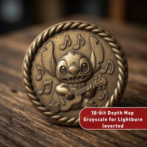 Puede incluir: Una moneda de color bronce que representa a Stitch tocando la guitarra, rodeado de notas musicales. La moneda tiene un borde en forma de cuerda y está sobre una superficie de madera. El texto "16-bit Depth Map Grayscale for Lightburn Inverted" es visible.