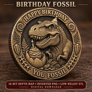 Op de afbeelding: Een cirkelvormige medaille in bronskleur met een reliëf van een Tyrannosaurus Rex met een feesthoedje naast een cupcake in een gebarsten ei. De tekst luidt HAPPY BIRTHDAY YOU FOSSIL. De rand bevat varens, trilobieten en botmotieven.