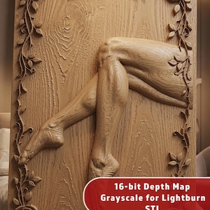 Könnte beinhalten: Eine rechteckige, hellbraune Holzplatte mit einem Hochrelief von gekreuzten Beinen in der Mitte. Der Rand ist mit geschnitzten Rosenblüten und sich windenden Ranken verziert. Ein rotes Etikett zeigt den Text 16-bit Depth Map Grayscale for Lightburn STL.