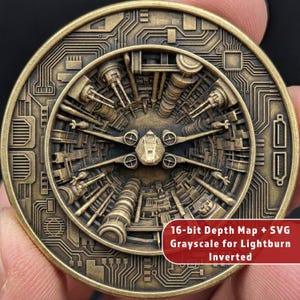Könnte beinhalten: Eine bronzefarbene Münze mit einem detaillierten Reliefdesign. Die Münze zeigt ein zentrales Bild eines Sternenjägers, umgeben von einem komplexen, geschichteten Design, das an Leiterplatten und mechanische Komponenten erinnert. Der Text auf der Münze lautet "16-bit Depth Map + SVG Grayscale for Lightburn Inverted."
