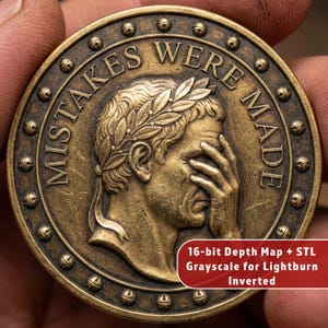 Op de afbeelding: Een bronzen munt met de tekst "MISTAKES WERE MADE" rond een gedetailleerd reliëf van een man die zijn gezicht bedekt. De munt heeft een lauwerkrans en een decoratieve rand. Tekst onderaan luidt "16-bit Depth Map + STL Grayscale for Lightburn Inverted."