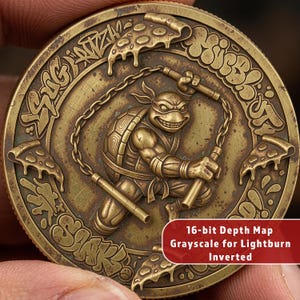 Pode incluir: Moeda de cor bronze com um relevo detalhado de uma Tartaruga Ninja Mutante Adolescente empunhando nunchakus. A moeda tem fatias de pizza e letras em estilo grafite ao redor da borda. O texto "16-bit Depth Map Grayscale for Lightburn Inverted" está na parte inferior direita.