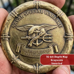 Puede incluir: Una moneda de color bronce con las palabras "NAVAL SPECIAL WARFARE" en el borde superior. La moneda presenta un águila sosteniendo un arma y un tridente. El texto "THE ONLY EASY DAY WAS YESTERDAY" está en una pancarta. La moneda se sostiene en una mano.