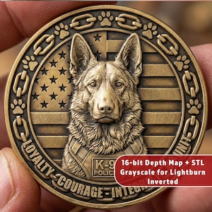 Könnte beinhalten: Eine bronzefarbene Münze mit einem detaillierten Deutschen Schäferhund und dem Text "K-9 POLICE UNIT". Die Münze hat ein amerikanisches Flaggen-Design und die Worte "LOYALTY-COURAGE-INTEGRITY". Zusätzlicher Text lautet "16-bit Depth Map + STL Grayscale for Lightburn Inverted".