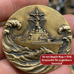 Puede incluir: Una moneda redonda de color bronce con un relieve detallado de un destructor naval navegando entre olas. La moneda tiene forma circular e incluye el texto "16-bit Depth Map + SVG Grayscale for Lightburn Inverted".