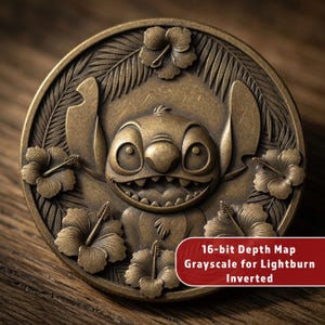 Puede incluir: Una moneda redonda de metal color bronce con un personaje de dibujos animados sonriente con orejas grandes y una amplia sonrisa, rodeado de flores de hibisco y hojas de palma. La moneda tiene el texto "16-bit Depth Map Grayscale for Lightburn Inverted" sobre un fondo rojo.