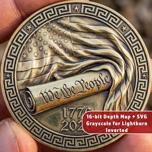 Puede incluir: Una moneda de color bronce con un diseño de la bandera estadounidense y las palabras "We the People" en un pergamino. La moneda también presenta las fechas 1776 y 2023. La moneda tiene un borde decorativo.