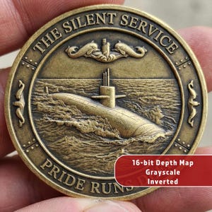 Puede incluir: Una moneda de color bronce con el texto "THE SILENT SERVICE" y "PRIDE RUNS DEEP" que rodea una imagen detallada de un submarino en el mar. La moneda presenta elementos decorativos y una pancarta con texto.