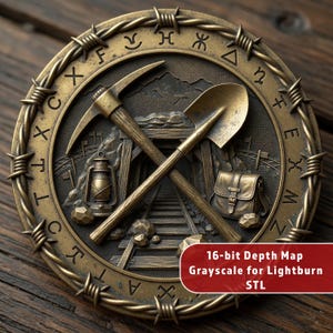 Puede incluir: Escultura en relieve circular de color bronce con un pico y una pala cruzados, una entrada a la mina y una linterna. El diseño está rodeado de alambre de púas y símbolos. El texto en la parte inferior derecha dice "16-bit Depth Map Grayscale for Lightburn STL."