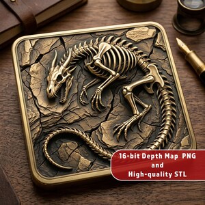 Könnte beinhalten: Eine quadratische Metallplatte mit einem erhabenen, dreidimensionalen, messingfarbenen Drachenskelett-Relief vor einem dunklen, rissigen steinartigen Hintergrund. Der Text 16-bit Depth Map PNG and High-quality STL steht unten.