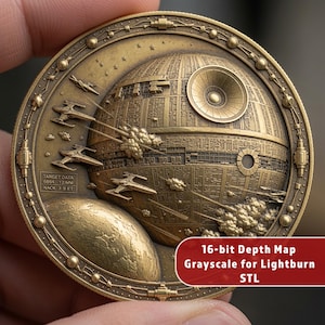 Peut inclure: Un médaillon circulaire de couleur laiton présentant un relief de station spatiale attaquée par des chasseurs stellaires. Le design inclut une planète, des explosions et un encadré TARGET DATA 6864 12MM NACK 3 S.ET. Un encart rouge affiche 16-bit Depth Map Grayscale for Lightburn STL.