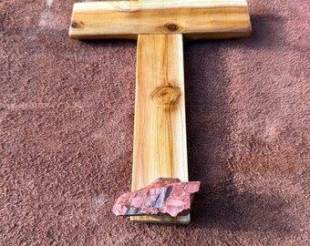 Cruz de cedro con madera petrificada