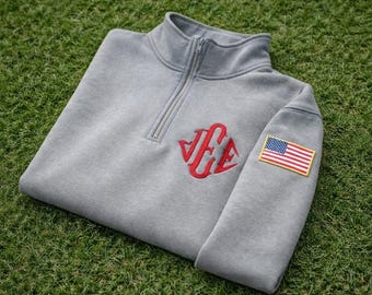 Felpa con cerniera a un quarto ricamata J.E.E Epstein, CBM PKH Wsc Jmj, maglietta con ricamo monogramma JEE, cotone grigio unisex con cerniera argentata.