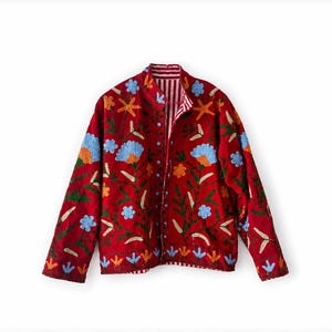 Chaqueta roja bordada con flores, prenda exterior de estilo bohemio y arte popular, abrigo de inspiración vintage.