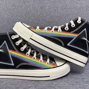 Pink Floyd Dunkle Seite des Mondes Fan Art Benutzerdefinierte handgefertigte Hallo-Tops, handbemalte Turnschuhe, benutzerdefinierte handgefertigte Sneaker, benutzerdefinierte personalisierte Geschenke