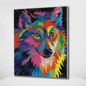 Puede incluir: Una pintura vibrante y colorida de la cabeza de un lobo. La obra de arte presenta una llamativa gama de colores, incluyendo azul, verde, amarillo, naranja y rosa, creando un diseño audaz. Las palabras "PAINTING EXPERT" son visibles en los laterales.
