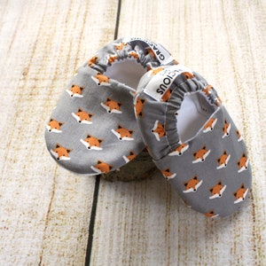 Fox Grey Baby Booties | Babygeschenk | Peuter slippers | Zachte zoolschoenen | Wiegschoenen | Niet-slipbabymocassins | Genderneutraal cadeau