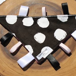 Mädchen schwarz und weiß Punkt Thema Minky Tag Dreieck Crinkle Toy Decke