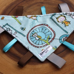 Spielplatz-Tier-Thema Minky Tag Triangle Crinkle Toy Blanket