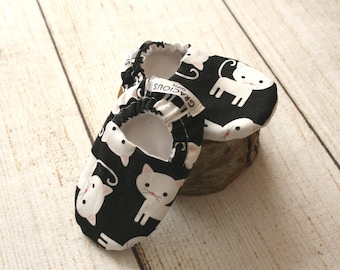 Botinhas De Bebé Brancas Pretas Gato | Novo presente para bebê | Chinelos infantis | Sapatos com sola macia | Sapatos de berço | Mocassins antiderrapantes para bebê | Presente de chá de bebê