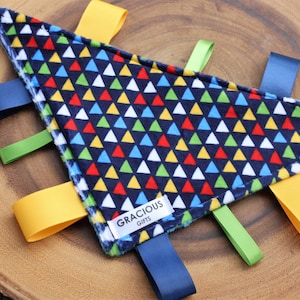 Dreieck-Multi-Farben-Thema Minky Tag Triangle Crinkle Toy Blanket geschlechtsneutral