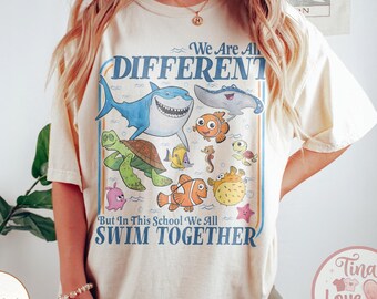 Koszulka z cytatem „Wszyscy pływamy razem, pomimo różnic”, koszulka z postacią z filmu „Gdzie jest Nemo”, koszulka z motywem akceptacji autyzmu
