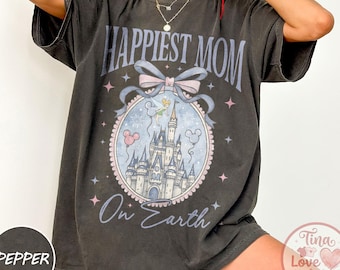 Koszulka retro „Najszczęśliwsza mama na świecie” z zamkiem Disneya i kokardą Coquette, idealny prezent na Dzień Matki