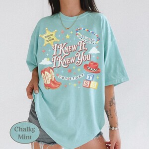 Camiseta vintage de Toy Story / Camiseta retro de vaquero sheriff / Camiseta "Lo sabía, te conocía" / Regalo de ropa para vacaciones familiares en parques temáticos imagen 2