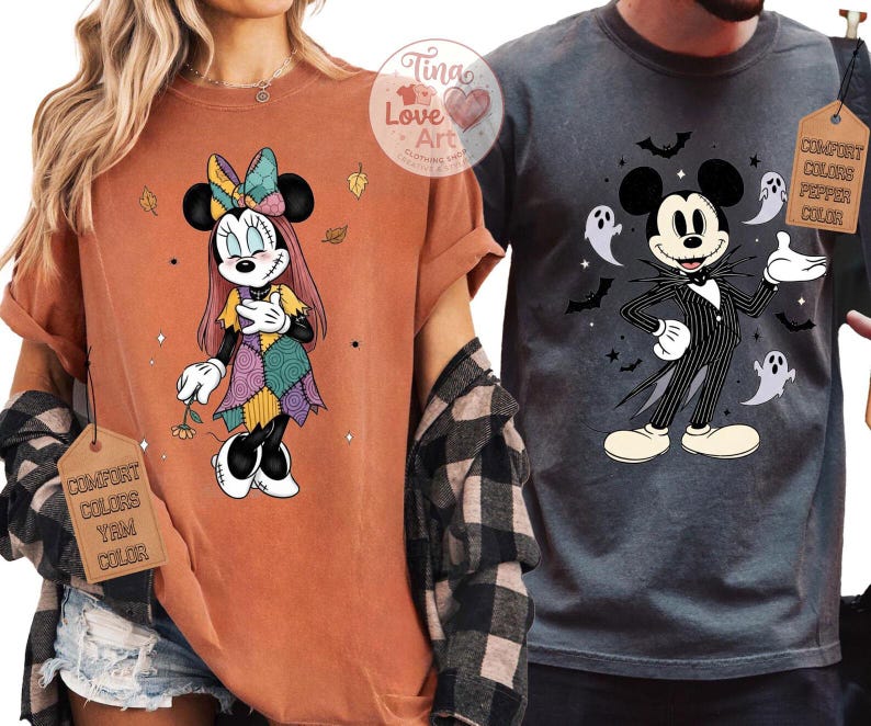 Op de afbeelding: Twee T-shirts met Disney-personages in Halloween-kostuums. E&eacute;n is een oranje shirt met Minnie Mouse verkleed als Sally uit The Nightmare Before Christmas. De andere is een antracietkleurig shirt met Mickey Mouse als Jack Skellington.