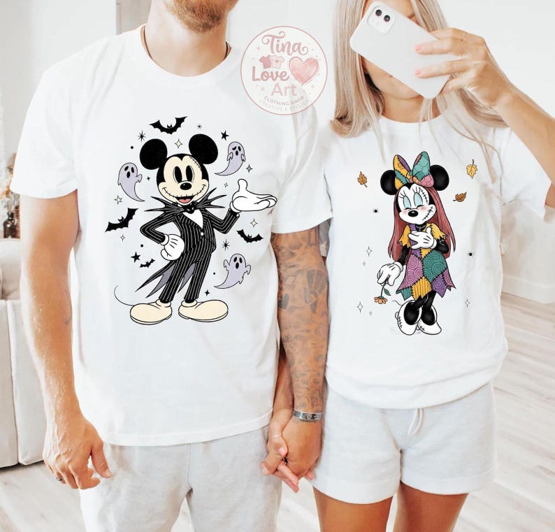 Op de afbeelding: Witte T-shirts met Halloween-thema Mickey Mouse en Minnie Mouse ontwerpen. Mickey is verkleed als Jack Skellington, omringd door vleermuizen en geesten. Minnie Mouse draagt een patchwork jurk en een strik. Ideaal voor koppels.