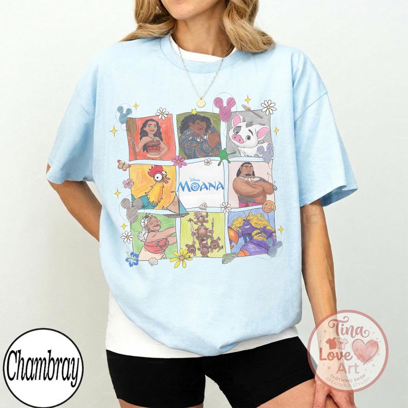 Puede incluir: Camiseta azul claro con una cuadr&iacute;cula de personajes de Moana. El dise&ntilde;o incluye im&aacute;genes de Moana, Maui, Pua, Hei Hei y otros, con la palabra "Moana" en el centro. La camiseta tiene cuello redondo y mangas cortas.